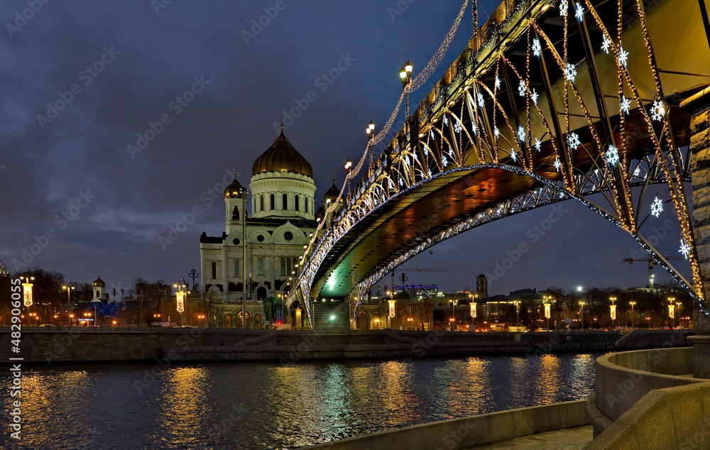 Obraz premium Moscow. Russia. October 01, 2021. Evening view of the bridge over the Moskva River decorated with New Year's illumination to the Orthodox Cathedral of Christ the Savior.