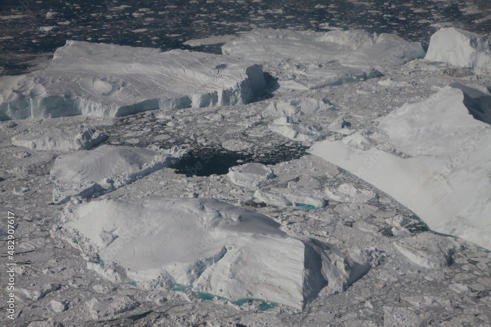 Obraz na płótnie morze gęsto pokryte topniejącą krą i bryłami lodu u wybrzeży grenlandii w salonie