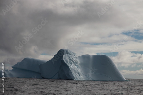 duże góry lodowe o różnych kształtach na morzu w pochmurny dzień