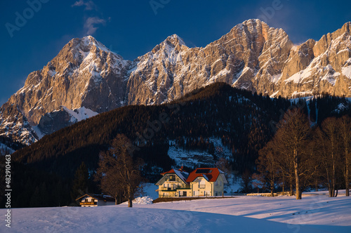 Haus vor dem eindrucksvollen Dachstein Massiv photo