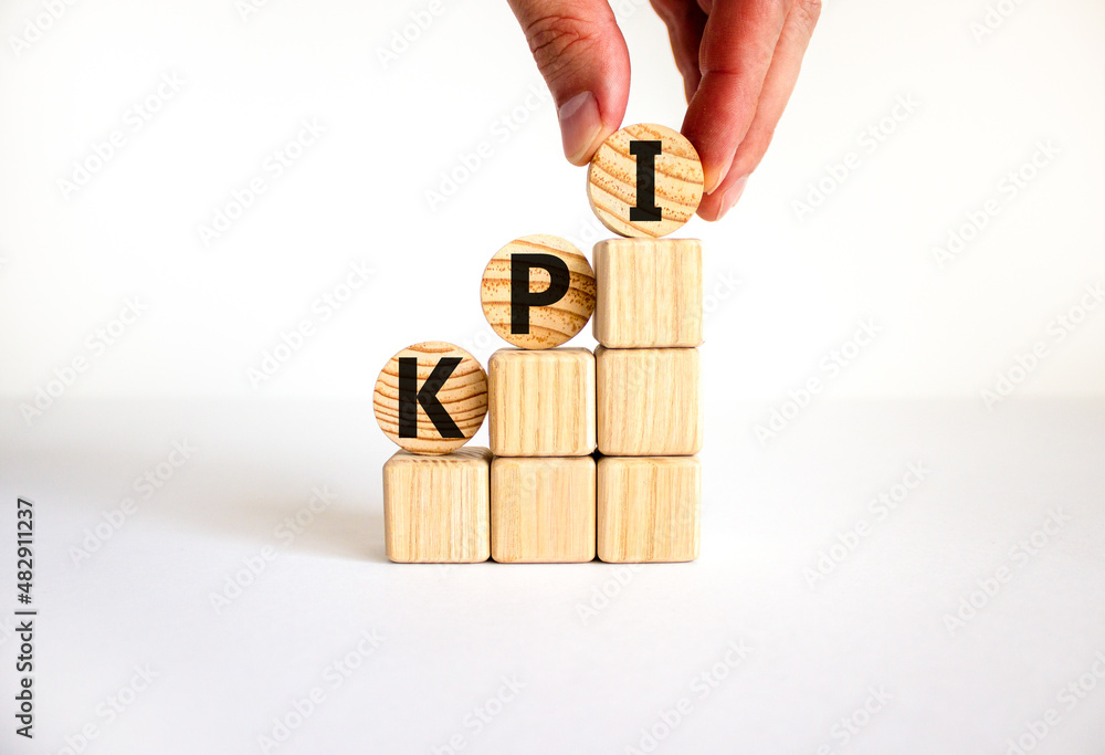 Obraz premium KPI, key performance indicator symbol. Concept word KPI, key performance indicator on wooden circles on beautiful white background, copy space. Business, KPI, key performance indicator concept.