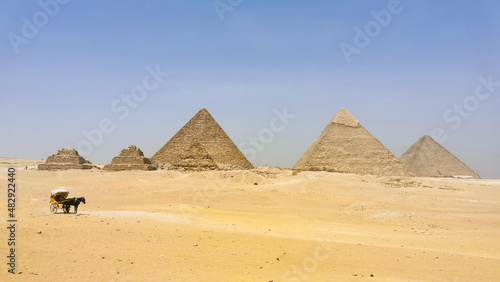 Piramidy w Gizie photo