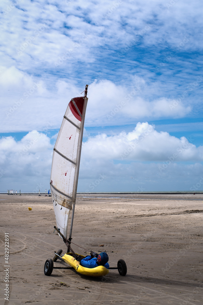 Char à voile venant de faire un demi-tour sur la plage de Quend, Baie de  Somme Stock Photo | Adobe Stock