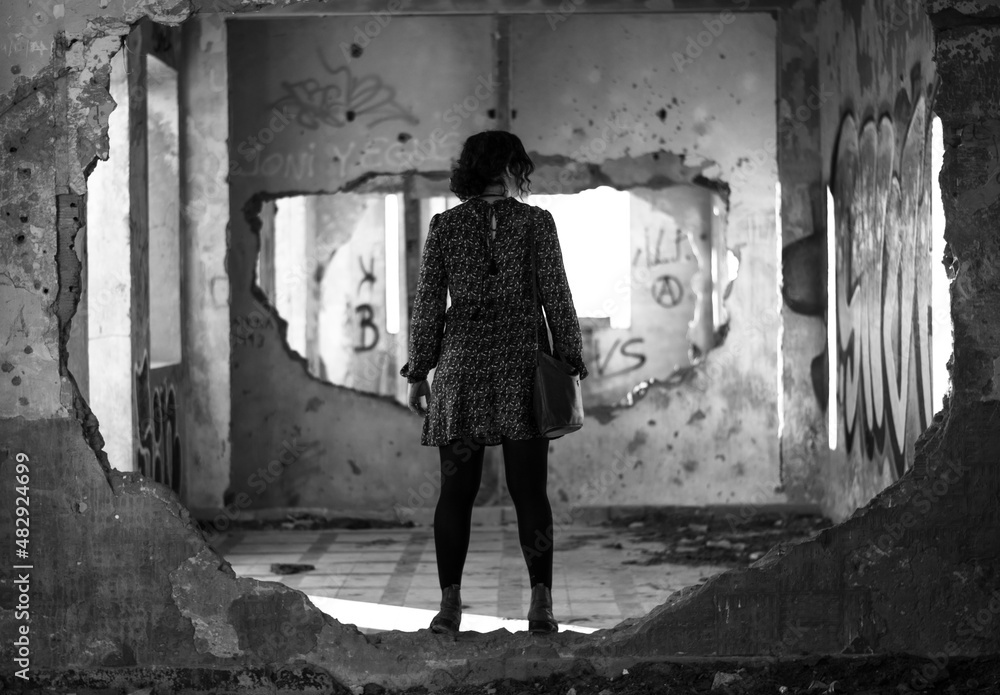 chica en un edificio abandonado