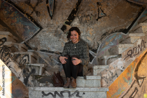 chica en un edificio abandonado