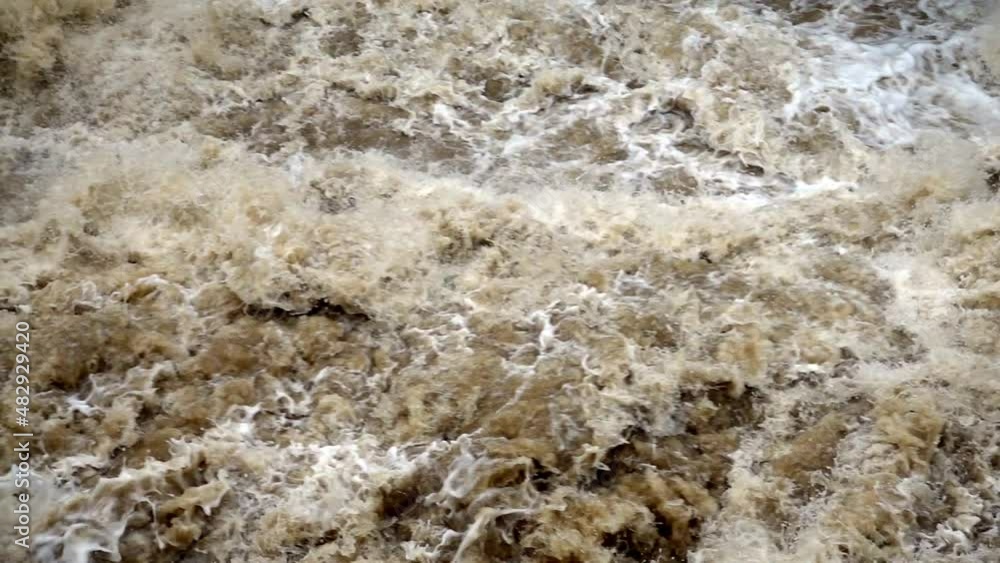 High water in slow motion . Hochwasser in Zeitlupe High water in slow motion . Hochwasser in Zeitlupe