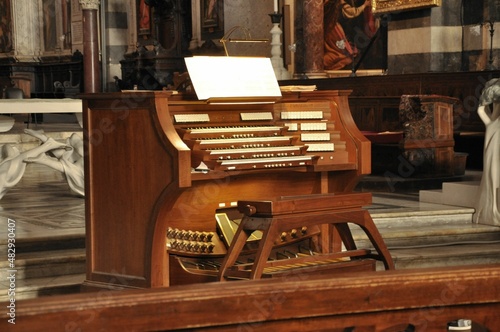 Organy w kościele.