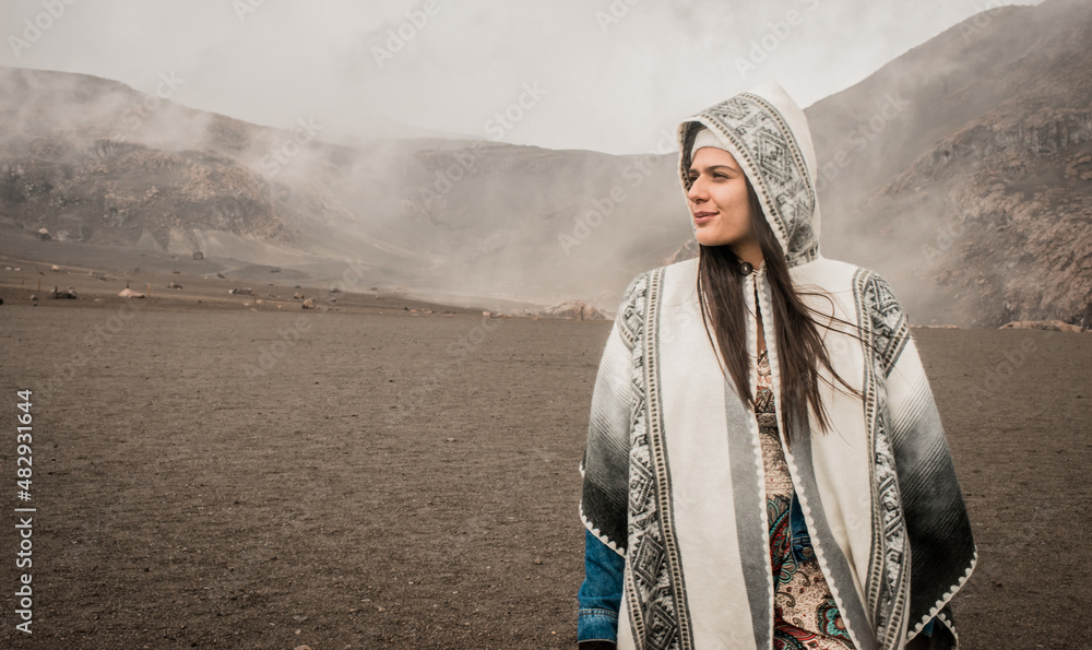 mujer latina con ropa de frío en la montaña, mujer viajando por la montaña  de páramo un día de invierno Stock Photo | Adobe Stock