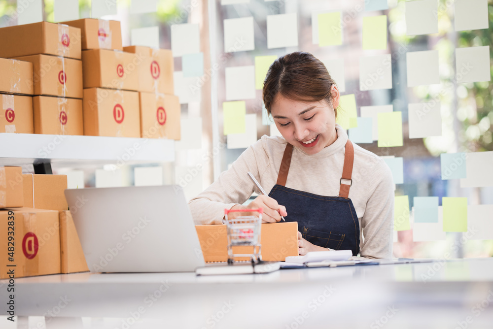 Small start-up business owners are packing boxes. To deliver to customers, salespeople, check production orders. Pack products, send to customers, sell ecommerce delivery ideas. Small start-up business owners are packing boxes. To deliver to customers, salespeople, check production orders. Pack products, send to customers, sell ecommerce delivery ideas.