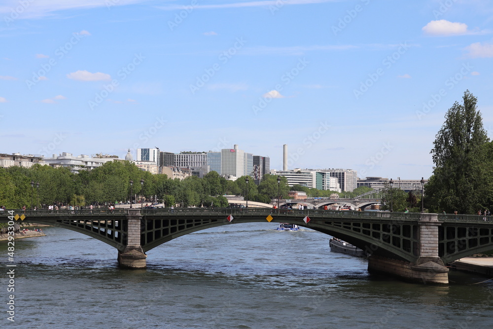 Le pont de Sully sur le fleuve Seine, construit en 1877, ville de Paris, ile de France, France