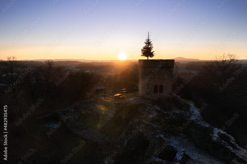 Sonnenuntergang hinter Turm mit Weihnachtsbaum Sonnenuntergang hinter Turm mit Weihnachtsbaum
