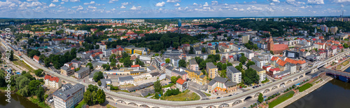Panoramiczny widok 180 nad północnym brzegiem rzeki Warta na centrum miasta Gorzów Wielkopolski. 