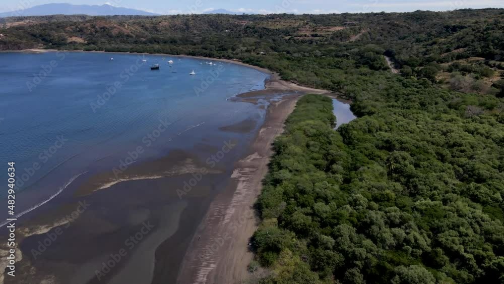Video aéreo de playa panamá con marea baja y un manglar en el bosque Video aéreo de playa panamá con marea baja y un manglar en el bosque