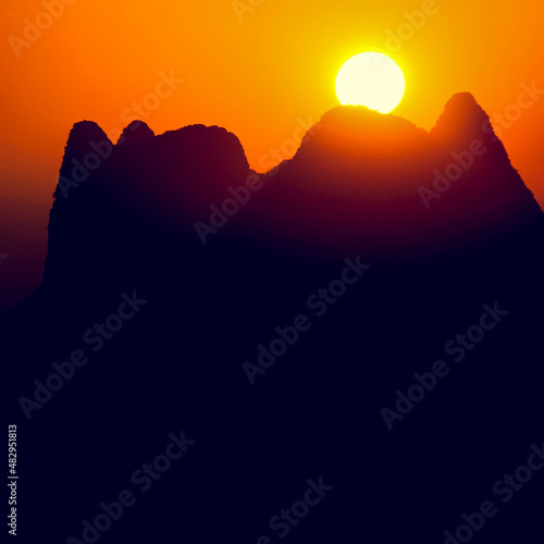Coucher de soleil derrière les montagnes