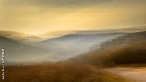 Brouillard au Pas de Saint Martin, Bouze-Lès-Beaune, Bourgogne, France. Photographie résultant d'un mouvement intentionnel de l'appareil photo pendant la prise de vue (ICM) 