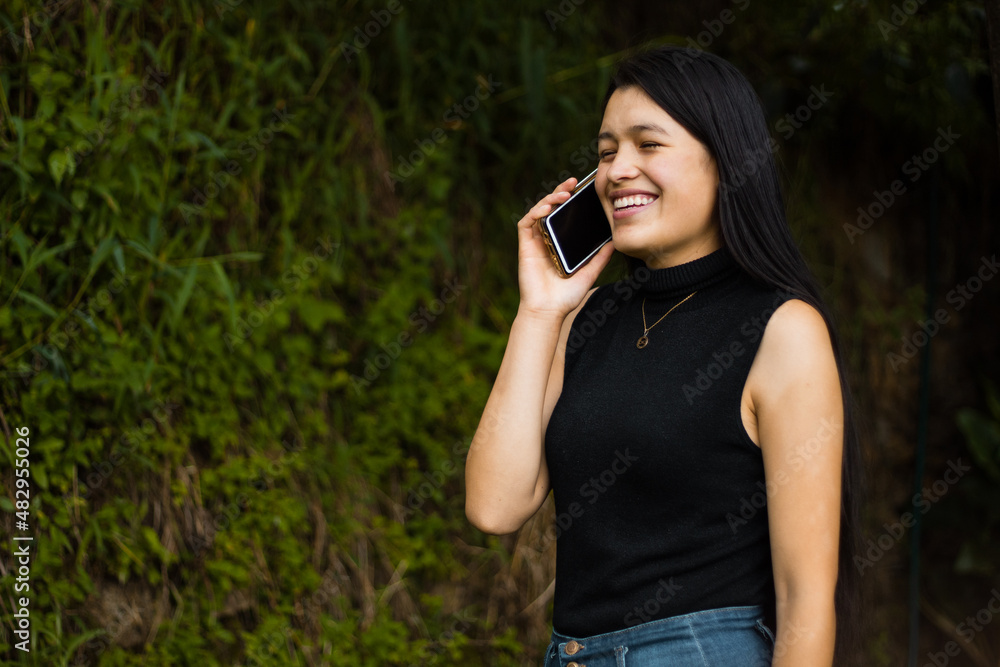 una chica bonita comunicándose por telefono una chica bonita comunicándose por telefono