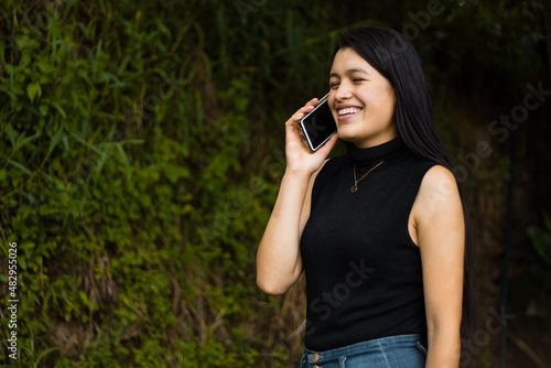 una chica bonita comunicándose por telefono