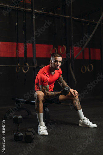 Chico musculoso con camiseta roja practicando deporte en un gym © MiguelAngelJunquera