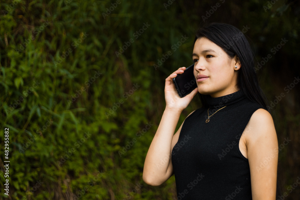 Una joven atractiva responde una llamada al aire libre, Una joven atractiva responde una llamada al aire libre,