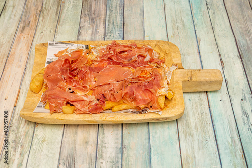 A classic that never fails and with a little ham it is even more appetizing. a lighter variant: potatoes baked instead of fried; they will be crispier and not oily at all photo