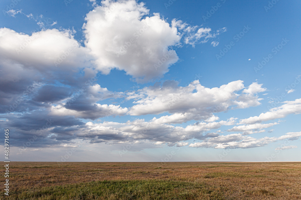 サバンナの空と雲と大地景の風景 サバンナの空と雲と大地景の風景