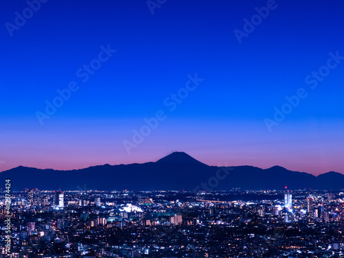 東京の街並みと富士山の夕暮れ