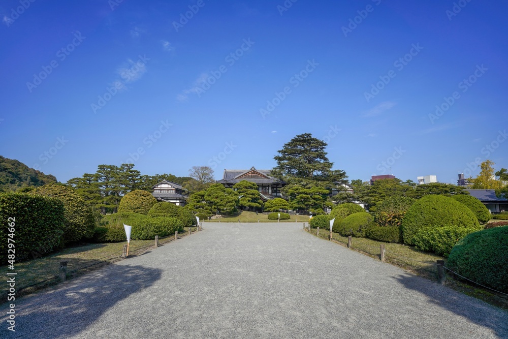 青空バックに見る大きな古い日本家屋の情景＠栗林公園、香川