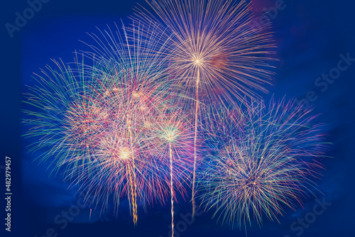 高く輝く花火大会　花火　夜空　花火イメージ　花火大会