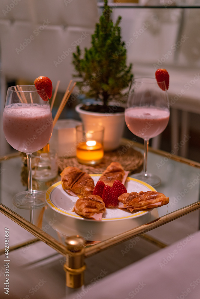 Cena para el dia del amor y la amistad romantico el love esta en el aire copas de vino batido de fresas cena vela planta