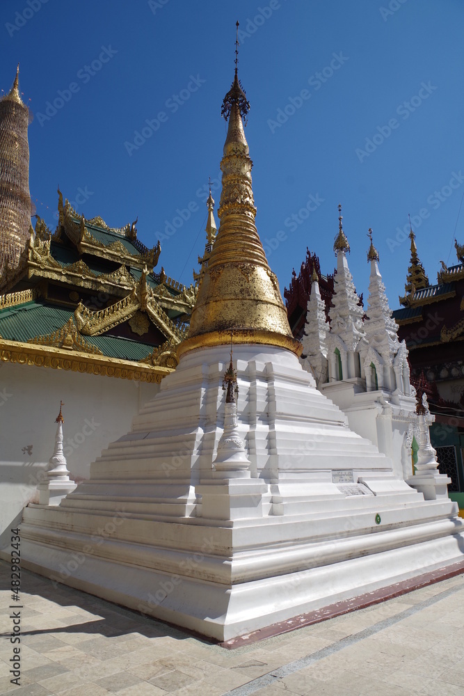 Fototapeta premium ミャンマー ヤンゴンのシュエダゴンパゴダ