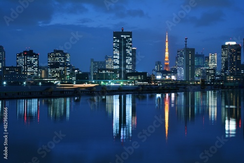 東京タワーの光が反射する運河