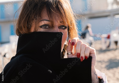 Donna con cappotto in inverno photo