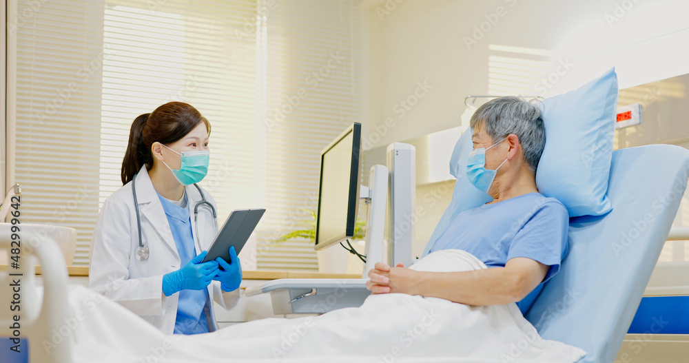 Obraz premium senior man lying on bed