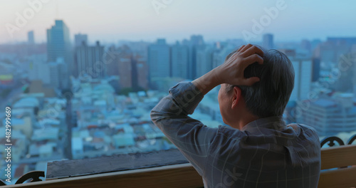 Papier peint old man looking outside