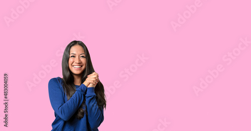 Canvas Print Happy young woman with a beautiful smile and clasped hands