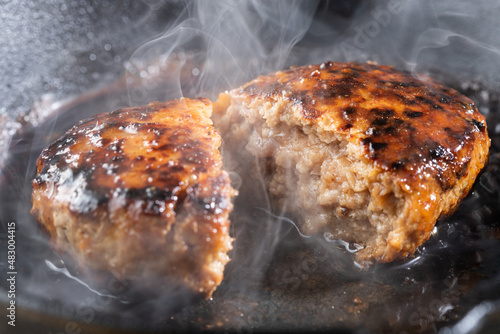 Wallpaper Mural 湯気の立つジューシーなハンバーグステーキ Torontodigital.ca