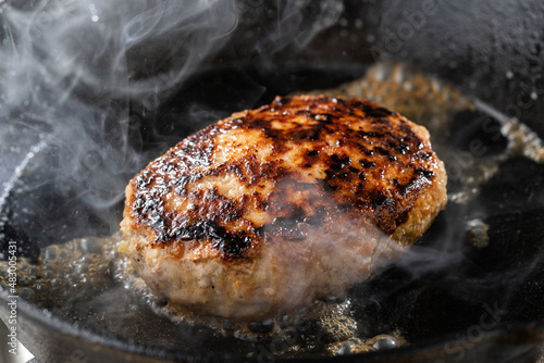 Wallpaper Mural 湯気の立つジューシーなハンバーグステーキ Torontodigital.ca