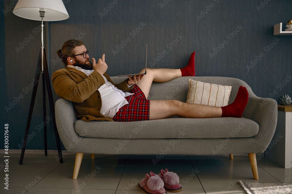 Obraz premium Businessman freelancer gesturing fuck sign to laptop