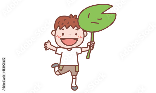 ハスの葉っぱを傘がわりにする男の子