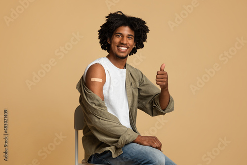 Vaccinated Black Guy Gesturing Thumb Up After Getting Covid-19 Vaccine Injection © Prostock-studio
