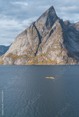 Obraz na płótnie canoe hikers paddling in norway w salonie