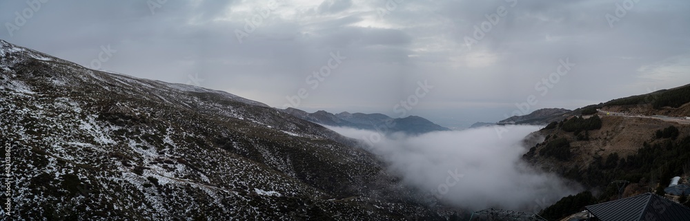 Paisaje de montañas con nieve y cielo azul en la sierra de andalucia