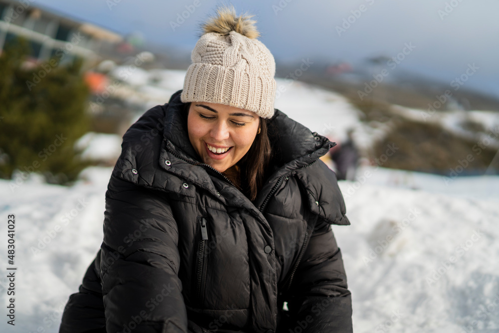 Chica joven guapa en la nieve haciéndose selfies mientras sonríe Chica joven guapa en la nieve haciéndose selfies mientras sonríe