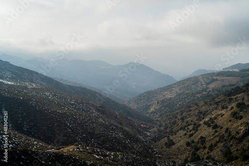 Paisaje de montañas con nieve en la sierra de andalucia