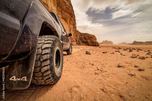 Foto offroad car tire on the sand in desert