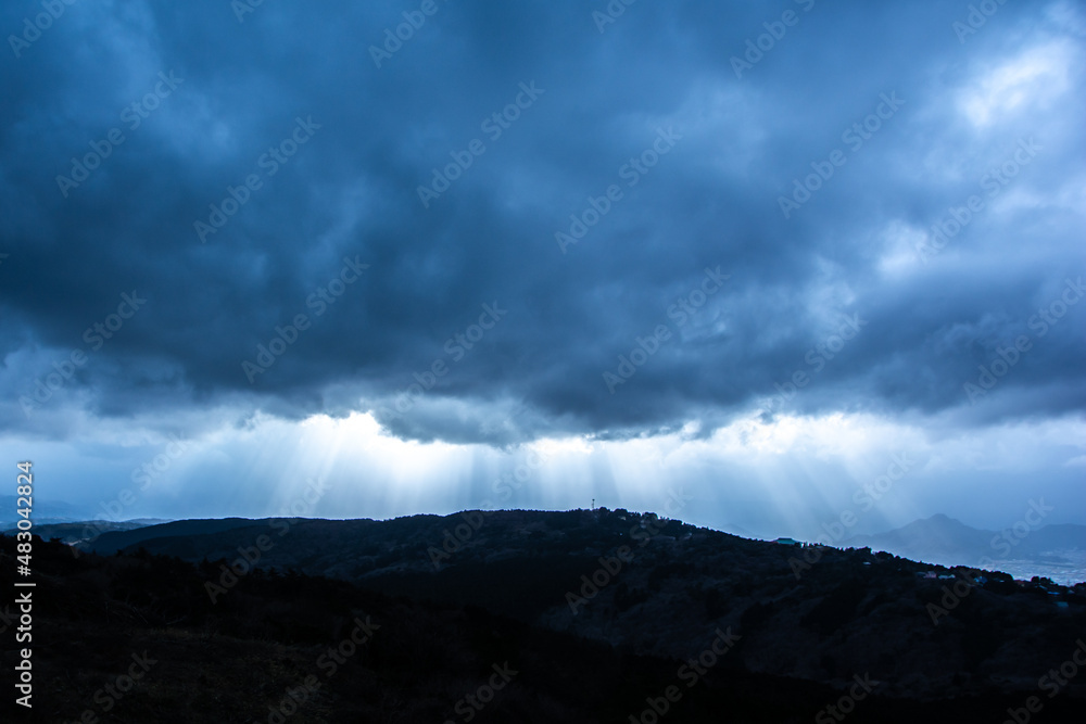 雲の隙間から差し込む光 雲の隙間から差し込む光