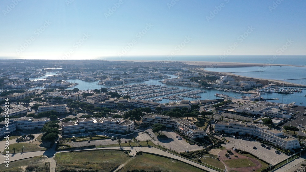 survol de port Camargue en Occitanie dans le sud de la France