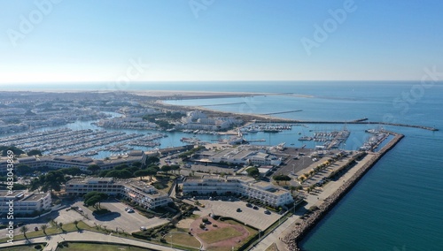 survol de port Camargue en Occitanie dans le sud de la France