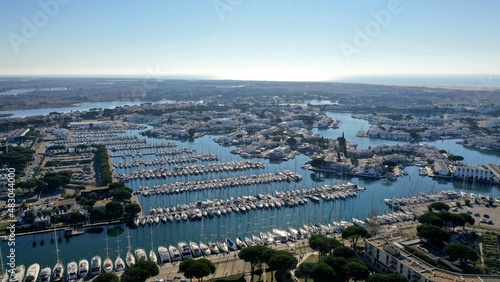 survol de port Camargue en Occitanie dans le sud de la France