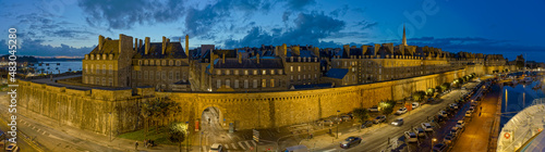 St. Malo Stadtmauer beleuchtet Panorama